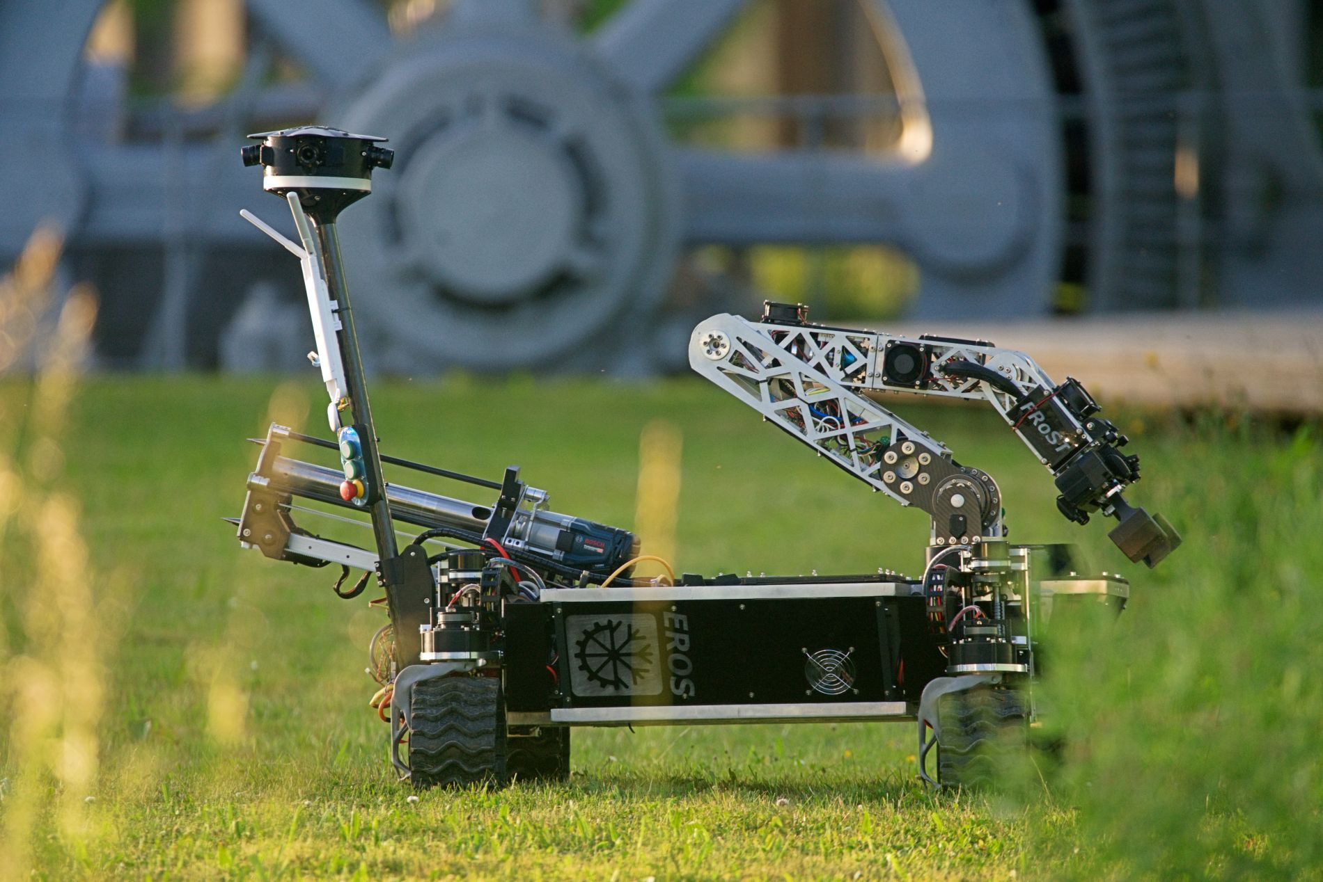 Four wheels instead of a tracked chassis: the new rover EROS