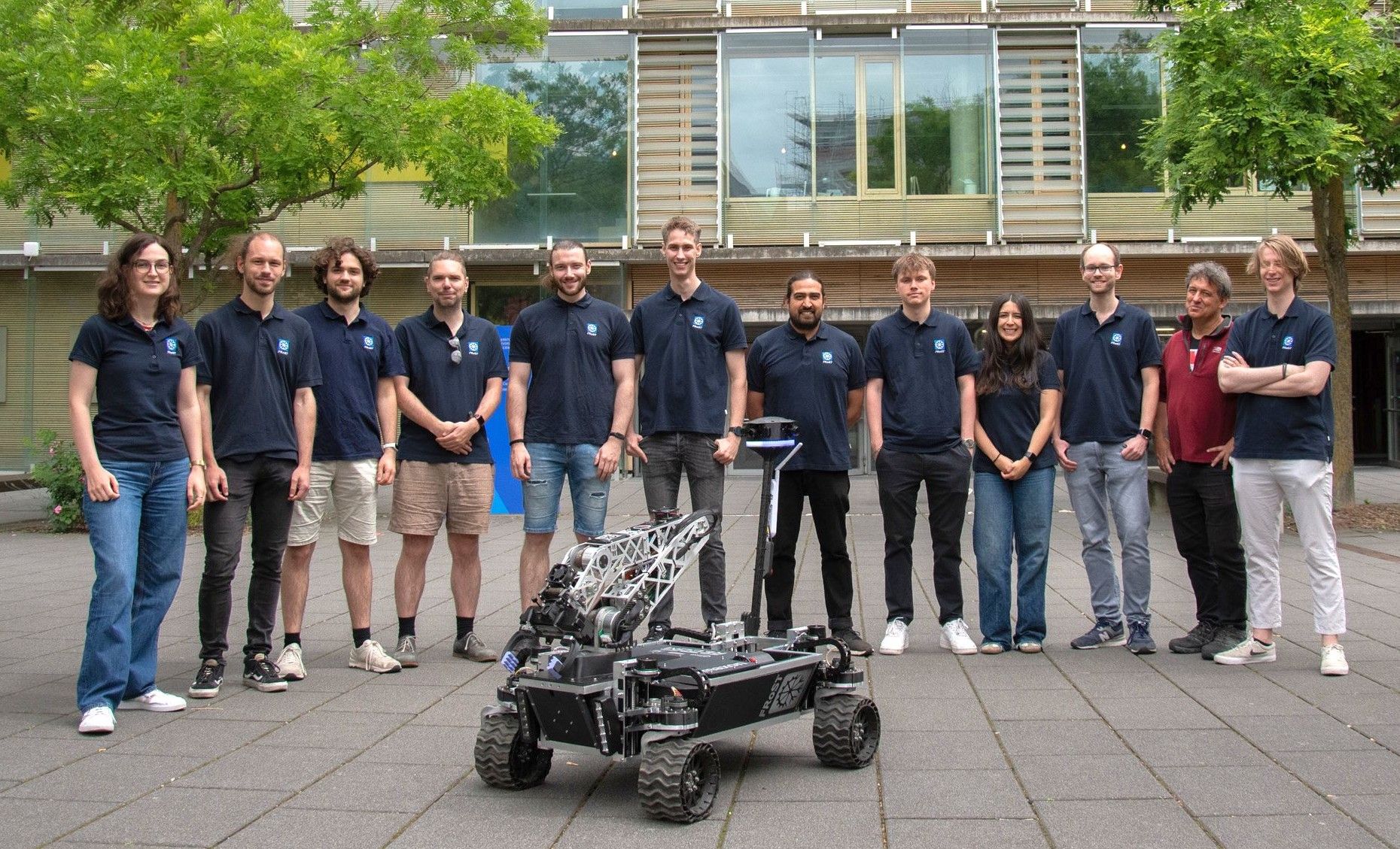 The current Frankfurt Robotics Science Team (FRoST), pictured with Prof. Dr. Karsten Schmidt (2nd from right), will compete with their new rover EROS at the European Rover Challenge 2026 in Poland from 4 to 6 September.